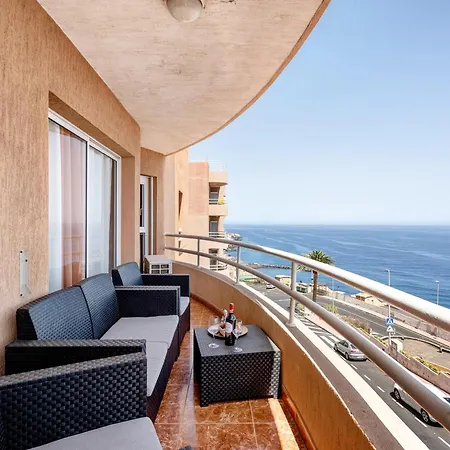 Beautiful 3 Bedroom Wifi Sea View Apartment *