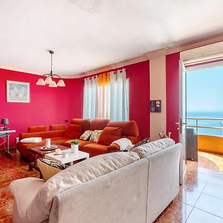 Beautiful 3 Bedroom Wifi Sea View