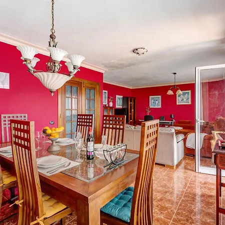 Beautiful 3 Bedroom Wifi Sea View Apartment